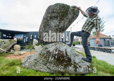 Londra, Regno Unito. 20 settembre 2021. Adrian Gray Stonebalancing al RHS Chelsea Flower Show. Annullato a causa di problemi Covid-19 l'anno scorso, questa è la prima volta che lo spettacolo si svolge nel mese di settembre (di solito maggio). Lo spettacolo si svolge fino al 26 settembre presso il Royal Hospital Chelsea. Credit: Stephen Chung / Alamy Live News Foto Stock