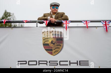 Goodwood, Regno Unito. 19 Settembre 2021. Uno spettatore al Goodwood Revival Festival al Goodwood Circuit, Sussex, Regno Unito, il 19 settembre 2021. Foto di Phil Hutchinson. Solo per uso editoriale, licenza richiesta per uso commerciale. Nessun utilizzo nelle scommesse, nei giochi o nelle pubblicazioni di un singolo club/campionato/giocatore. Credit: UK Sports Pics Ltd/Alamy Live News Foto Stock