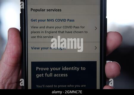 La vaccinazione covid dell'NHS passa sul telefono cellulare Foto Stock