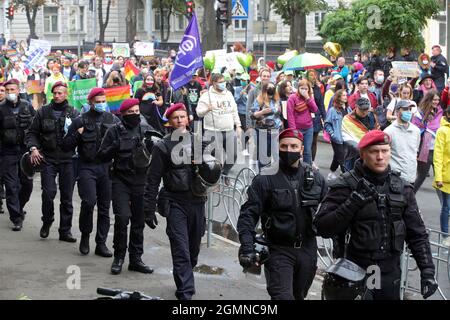 KIEV, UCRAINA - 19 SETTEMBRE 2021 - ufficiali di polizia accompagnano i partecipanti alla marcia di uguaglianza condotta a sostegno della comunità LGBTQ un Foto Stock