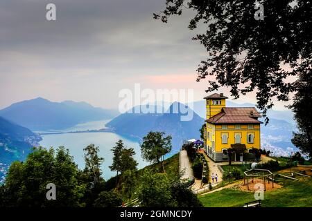 Vista dal Monte Bre sul Lago di Lugano e sul Monte San Salvatore in paesaggio alpino. Cantone di Ticino, , Svizzera Foto Stock