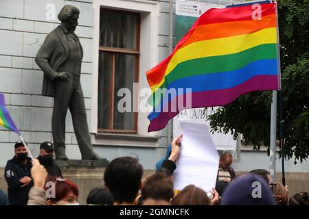KIEV, UCRAINA - 19 SETTEMBRE 2021 - Una bandiera arcobaleno vola sopra i partecipanti della marcia di uguaglianza tenutasi a sostegno della comunità LGBTQ sotto il Th Foto Stock