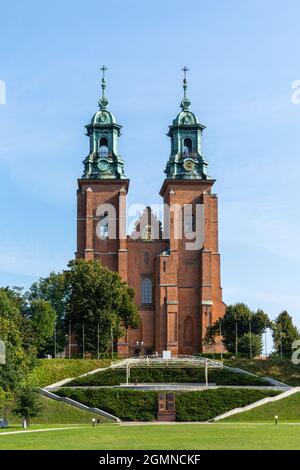 Gniezno, Polonia - 7 settembre 2021: Vista verticale della Cattedrale reale di Gniezno nella Polonia centrale Foto Stock