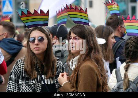 KIEV, UCRAINA - 19 SETTEMBRE 2021 - i dimostranti indossano corone di cartone arcobaleno durante la marcia di uguaglianza a sostegno della comunità LGBTQ sotto il Foto Stock