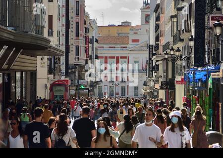 Madrid, Spagna - 18 settembre 2021: Via Preciados. Persone che camminano dopo la pandemia. Foto Stock