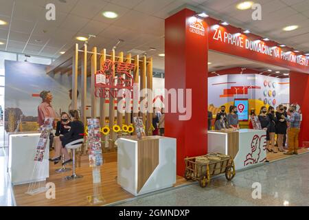 Novi Sad, Serbia - 18 settembre 2021: Box assicurativo Delta generali al Trade Fair Expo. Foto Stock