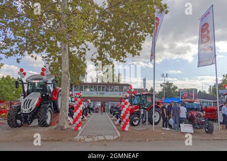 Novi Sad, Serbia - 18 settembre 2021: Nuovo Steyr Tractors Basak Booth alla Fiera Agriculture Expo. Foto Stock