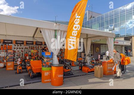 Novi Sad, Serbia - 18 settembre 2021: Villager Tools Equipment for Gardening alla Fiera Agriculture Expo. Foto Stock