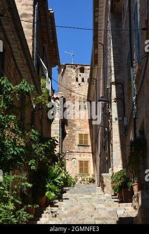 Scale, vicolo nel centro storico del villaggio di montagna di Fornalutx, Serra de Tramuntana, Mallorca, Spagna Foto Stock