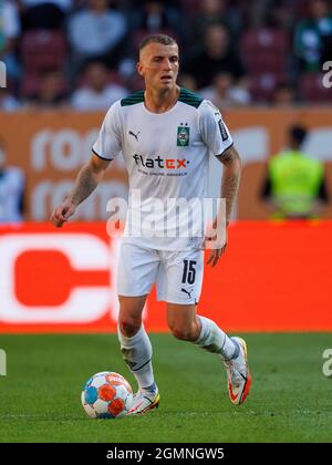 Louis Jordan BEYER (# 15, MG). Calcio, FC Augsburg - Borussia Mvšnchengladbach 1: 0, Calcio Bundesliga, 5 ° giorno di partita, stagione 2021-2022, il 18 settembre, 2021 ad Augsburg, WWKARENA, Germania. Le normative DFL vietano l'uso di fotografie come sequenze di immagini e/o quasi-video. ¬ Foto Stock