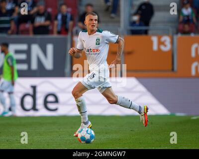 Louis Jordan BEYER (# 15, MG). Calcio, FC Augsburg - Borussia Mvšnchengladbach 1: 0, Calcio Bundesliga, 5 ° giorno di partita, stagione 2021-2022, il 18 settembre, 2021 ad Augsburg, WWKARENA, Germania. Le normative DFL vietano l'uso di fotografie come sequenze di immagini e/o quasi-video. ¬ Foto Stock