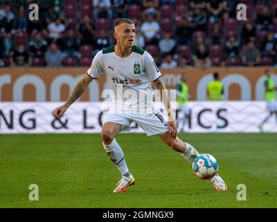 Louis Jordan BEYER (# 15, MG). Calcio, FC Augsburg - Borussia Mvšnchengladbach 1: 0, Calcio Bundesliga, 5 ° giorno di partita, stagione 2021-2022, il 18 settembre, 2021 ad Augsburg, WWKARENA, Germania. Le normative DFL vietano l'uso di fotografie come sequenze di immagini e/o quasi-video. ¬ Foto Stock