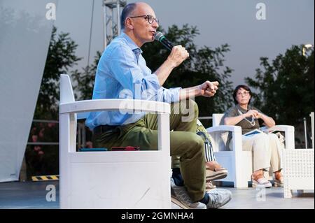 Catanzaro, Italia. 19 Settembre 2021. Il leader del Partito democratico (Partito democratico, PD) Enrico letta ha visto parlare all'evento.Enrico letta, Segretario Nazionale del Partito democratico Italiano (PD), ha partecipato al convegno annuale dei Democratici nel quartiere Lido di Catanzaro. L'evento è stato anche a sostegno della candidatura di Amalia Bruni (PS) come Governatore alle elezioni regionali (3-4 ottobre) per la coalizione di centro-sinistra. Credit: SOPA Images Limited/Alamy Live News Foto Stock