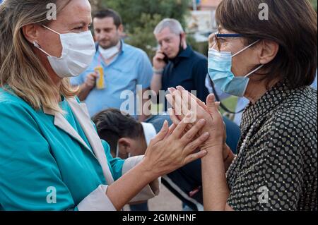 Catanzaro, Italia. 19 Settembre 2021. Beatrice Lorenzin (L), ex ministro della Sanità, ha visto nel salutare Amalia Bruni (R) all'evento.Enrico letta, Segretario Nazionale del Partito democratico Italiano (PD), ha partecipato al convegno annuale dei Democratici nel quartiere Lido di Catanzaro. L'evento è stato anche a sostegno della candidatura di Amalia Bruni (PS) come Governatore alle elezioni regionali (3-4 ottobre) per la coalizione di centro-sinistra. (Foto di Valeria Ferraro/SOPA Images/Sipa USA) Credit: Sipa USA/Alamy Live News Foto Stock