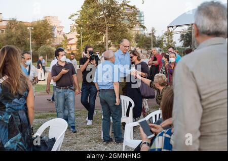 Catanzaro, Italia. 19 Settembre 2021. Il leader del Partito democratico (Partito democratico, PD) Enrico letta ha visto con i suoi sostenitori l'evento.Enrico letta, Segretario Nazionale del Partito democratico Italiano (PD), ha partecipato al convegno annuale dei Democratici nel quartiere Lido di Catanzaro. L'evento è stato anche a sostegno della candidatura di Amalia Bruni (PS) come Governatore alle elezioni regionali (3-4 ottobre) per la coalizione di centro-sinistra. (Foto di Valeria Ferraro/SOPA Images/Sipa USA) Credit: Sipa USA/Alamy Live News Foto Stock