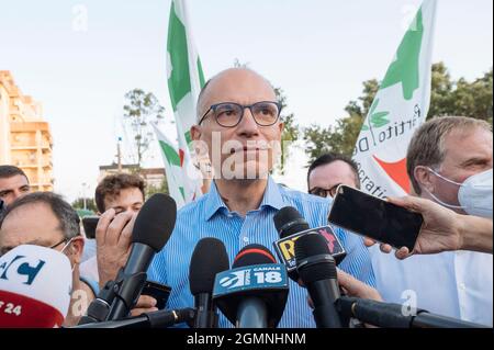 Catanzaro, Italia. 19 Settembre 2021. Il leader del Partito democratico (Partito democratico, PD), Enrico letta, parla ad una conferenza stampa.Enrico letta, Segretario Nazionale del Partito democratico Italiano (PD), ha partecipato alla conferenza annuale dei Democratici nel quartiere Lido di Catanzaro. L'evento è stato anche a sostegno della candidatura di Amalia Bruni (PS) come Governatore alle elezioni regionali (3-4 ottobre) per la coalizione di centro-sinistra. (Foto di Valeria Ferraro/SOPA Images/Sipa USA) Credit: Sipa USA/Alamy Live News Foto Stock