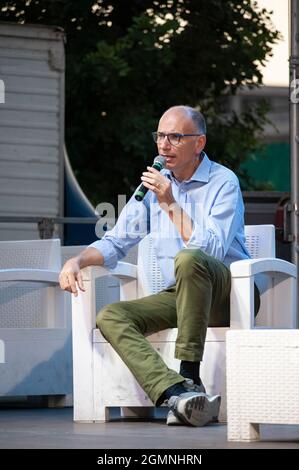 Catanzaro, Italia. 19 Settembre 2021. Il leader del Partito democratico (Partito democratico, PD) Enrico letta ha visto con i suoi sostenitori l'evento.Enrico letta, Segretario Nazionale del Partito democratico Italiano (PD), ha partecipato al convegno annuale dei Democratici nel quartiere Lido di Catanzaro. L'evento è stato anche a sostegno della candidatura di Amalia Bruni (PS) come Governatore alle elezioni regionali (3-4 ottobre) per la coalizione di centro-sinistra. (Foto di Valeria Ferraro/SOPA Images/Sipa USA) Credit: Sipa USA/Alamy Live News Foto Stock