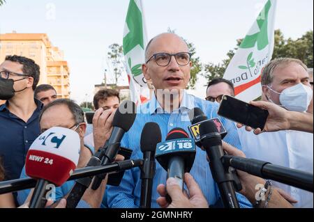 Catanzaro, Italia. 19 Settembre 2021. Il leader del Partito democratico (Partito democratico, PD), Enrico letta, parla ad una conferenza stampa.Enrico letta, Segretario Nazionale del Partito democratico Italiano (PD), ha partecipato alla conferenza annuale dei Democratici nel quartiere Lido di Catanzaro. L'evento è stato anche a sostegno della candidatura di Amalia Bruni (PS) come Governatore alle elezioni regionali (3-4 ottobre) per la coalizione di centro-sinistra. (Foto di Valeria Ferraro/SOPA Images/Sipa USA) Credit: Sipa USA/Alamy Live News Foto Stock