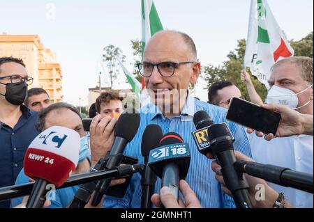 Catanzaro, Italia. 19 Settembre 2021. Il leader del Partito democratico (Partito democratico, PD), Enrico letta, parla ad una conferenza stampa.Enrico letta, Segretario Nazionale del Partito democratico Italiano (PD), ha partecipato alla conferenza annuale dei Democratici nel quartiere Lido di Catanzaro. L'evento è stato anche a sostegno della candidatura di Amalia Bruni (PS) come Governatore alle elezioni regionali (3-4 ottobre) per la coalizione di centro-sinistra. (Foto di Valeria Ferraro/SOPA Images/Sipa USA) Credit: Sipa USA/Alamy Live News Foto Stock