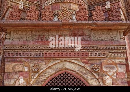 Ingresso minareto, complesso minarico Qutb Foto Stock