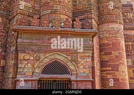 Ingresso minareto, complesso minarico Qutb Foto Stock