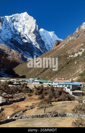 Thame villaggio, Thame gompa e himalaya montagne Sagarmatha parco nazionale, Nepal Foto Stock