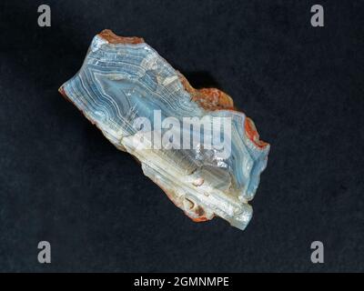 08 27 2021 pietre semi-preziose grezze - Agate in shapeshot naturale su sfondo nero.Kalyan Maharashtra India Foto Stock
