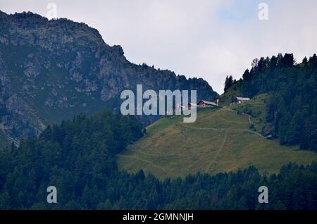 Il rifugio Grente Almen, situato sul monte Anterselva, a 2000 metri sul livello del mare, con le pendici del monte Rammelstein sullo sfondo Foto Stock