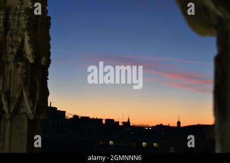 Vista al tramonto dal tetto del Duomo di Milano Foto Stock