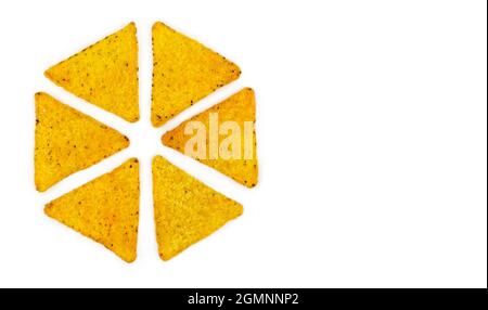 Tortilla chip su sfondo bianco a forma di cerchio con luogo per il testo. Foto Stock