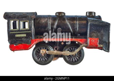 Vintage arrugginito e tempo nero trenino locomotiva isolato su uno sfondo bianco Foto Stock