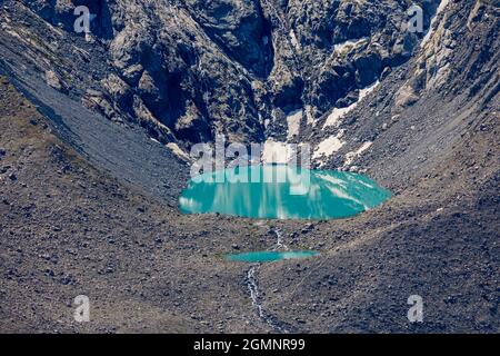 Un piccolo lago verde d'acqua di fusione nella morena terminale al Ghiacciaio Gorner visto dal Gornergrat nelle Alpi Pennine, Zermatt, Vallese, Svizzera Foto Stock