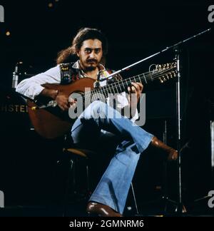 Egberto Gismonti, Jazz Musiker, Gitarrist und Komponist aus Brasilien, Jazz Fest Berlin, Philharmonie, 1979. Egberto Gismondi, musicista jazz, chitarrista e compositore brasiliano, Jazz Fest Berlin, Philharmonie, 1979. Foto Stock