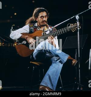 Egberto Gismonti, Jazz Musiker, Gitarrist und Komponist aus Brasilien, Jazz Fest Berlin, Philharmonie, 1979. Egberto Gismondi, musicista jazz, chitarrista e compositore brasiliano, Jazz Fest Berlin, Philharmonie, 1979. Foto Stock