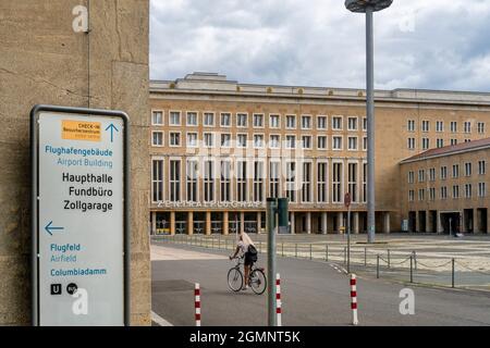 Empfangsgebäude vom ehemaligen Flughafen Tempelhof, Zentralflughafen, Tempelhof, Berlino, Germania, Foto Stock