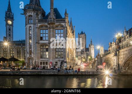 historisches Zentrum von Gent am Abend, Promenade an der Graslei, Zannier Hotels 1898 Die Post, St. Nikolauskirche, Belfried, Stadtturm, Gent, Fland Foto Stock