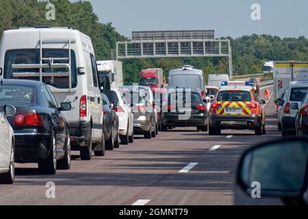 Rettungsgasse nach Verkehrsunfall auf der A2 bei Anschlussstelle Netzen am 06.09.2021 gegen 13.10 . 2 Autos krachten in die Leitplanke, dabei wurden 5 Foto Stock