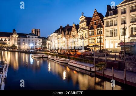 Historisches Zentrum von Gent am Abend, mittelalterliche Häuser, Korenlei Ufer Promenade, Ausflugsboote, Gent, Flandern, Belgio, Europa Foto Stock