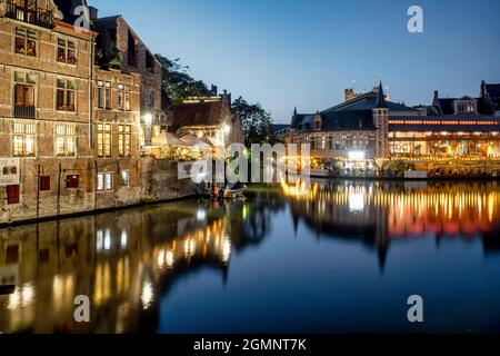 Historiisches Zentrum von Gent am Abend, rechts Oude vismijn, Festsaal am Fluss Leie, Gent, Flandern, Belgien, Europa Foto Stock