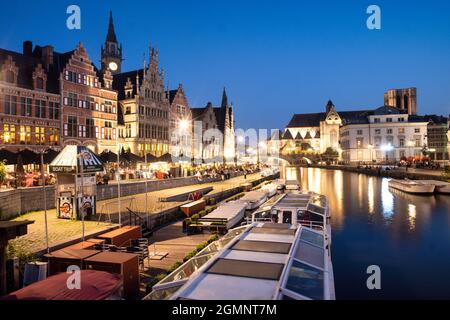 Historiisches Zentrum von Gent am Abend, Gansei Kai, Blick von der Grasbrug, Ausflugsboote, mittelalterliche Häuser, Gent, Flandern, Belgien, Europa Foto Stock