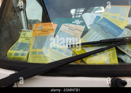 Raccolta di vecchi ospiti di parcheggio residenti scaduti / visitatori graffiare la carta passa sul cruscotto e nella finestra di un veicolo parcheggiato. REGNO UNITO (127) Foto Stock