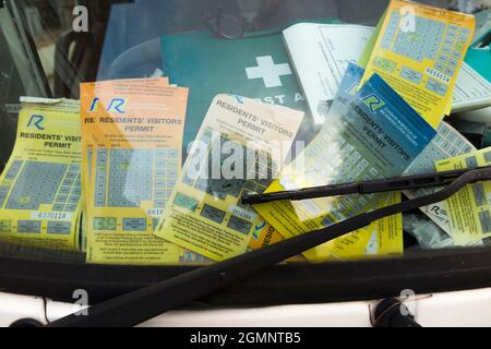 Raccolta di vecchi ospiti di parcheggio residenti scaduti / visitatori graffiare la carta passa sul cruscotto e nella finestra di un veicolo parcheggiato. REGNO UNITO (127) Foto Stock