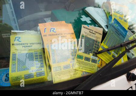 Raccolta di vecchi ospiti di parcheggio residenti scaduti / visitatori graffiare la carta passa sul cruscotto e nella finestra di un veicolo parcheggiato. REGNO UNITO (127) Foto Stock