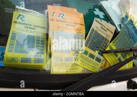 Raccolta di vecchi ospiti di parcheggio residenti scaduti / visitatori graffiare la carta passa sul cruscotto e nella finestra di un veicolo parcheggiato. REGNO UNITO (127) Foto Stock