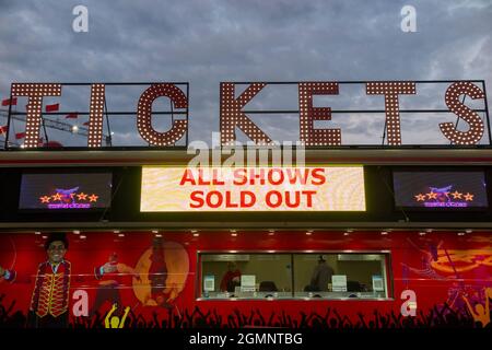 Tutti gli spettacoli sono esauriti con i biglietti / sell out / sellout show shoard illuminato sopra la biglietteria di un circo itinerante, a Twickenham (127) Foto Stock