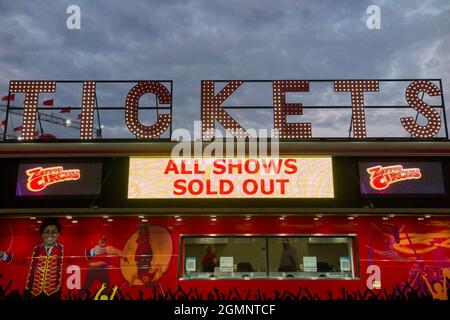 Tutti gli spettacoli sono esauriti con i biglietti / sell out / sellout show shoard illuminato sopra la biglietteria di un circo itinerante, a Twickenham (127) Foto Stock