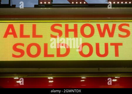 Tutti gli spettacoli sono esauriti con i biglietti / sell out / sellout show shoard illuminato sopra la biglietteria di un circo itinerante, a Twickenham (127) Foto Stock