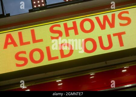 Tutti gli spettacoli sono esauriti con i biglietti / sell out / sellout show shoard illuminato sopra la biglietteria di un circo itinerante, a Twickenham (127) Foto Stock