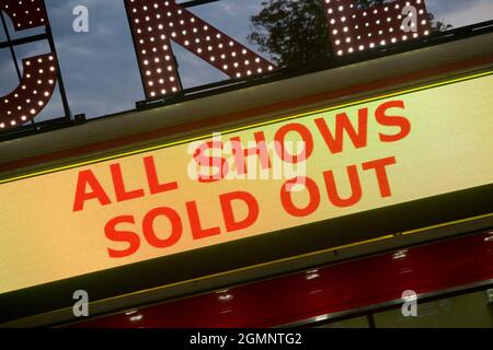 Tutti gli spettacoli sono esauriti con i biglietti / sell out / sellout show shoard illuminato sopra la biglietteria di un circo itinerante, a Twickenham (127) Foto Stock