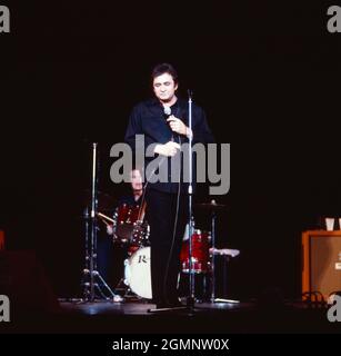 Johnny Cash, amerikanischer Countrysänger und Songschreiber, bei einem Konzert in Deutschland, um 1980. Il cantante e cantautore americano Johnny Cash si esibisce in Germania intorno al 1980. Foto Stock